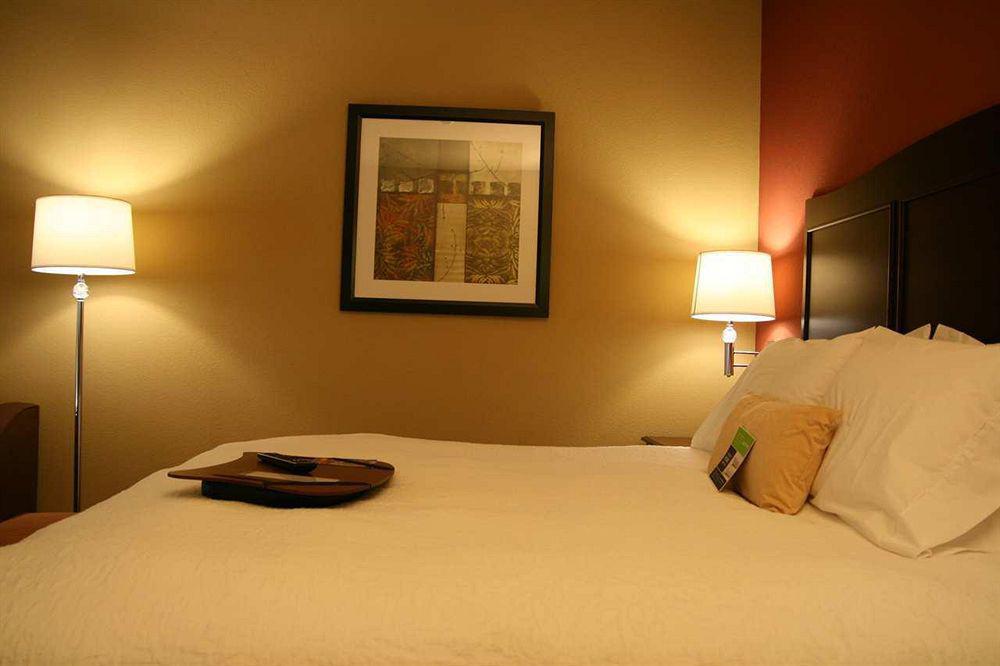Hampton Inn & Suites Мишен Номер фото